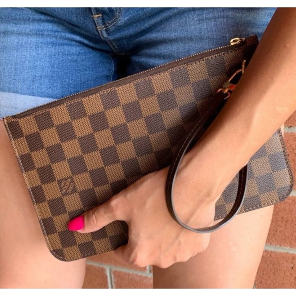 💎✨BEAUTIFUL✨💎Authentic Louis Vuitton Damier Ebene Wristlet